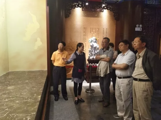 云南省政协领导一行调研翡翠博物馆